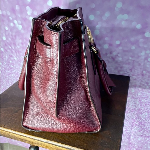 💃HP💃!Micheal Kors Hamilton, dust bag, shoulder strap never used, lock and key - Picture 10 of 15